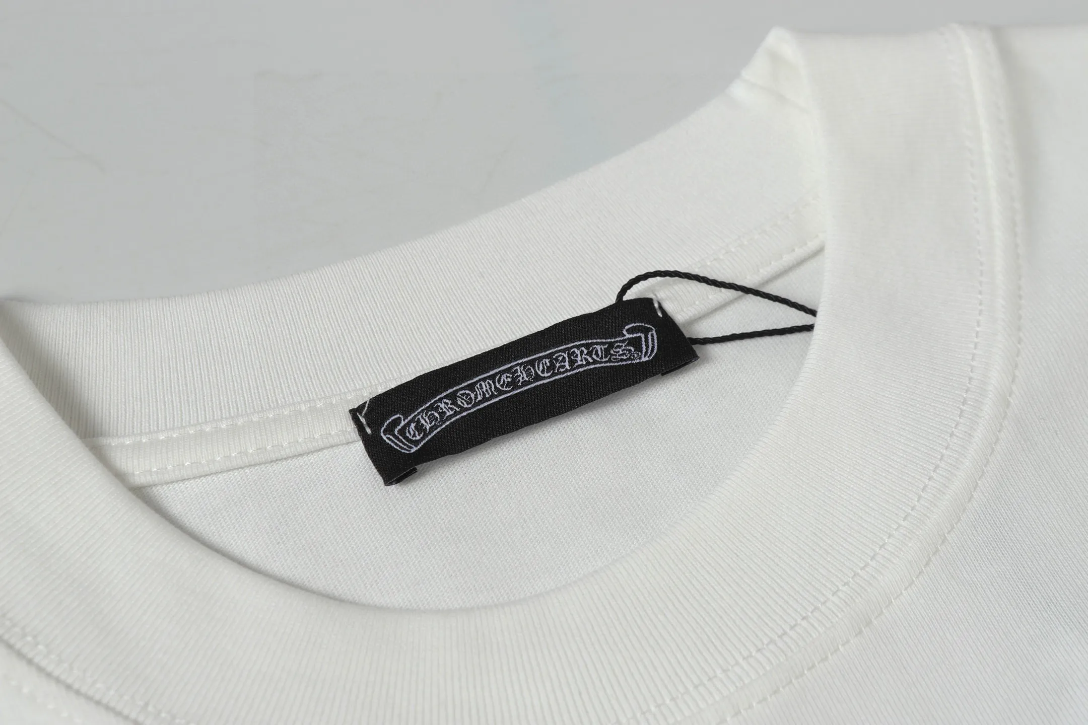 🅿️180 Chrome hearte/Chrome heart ch 25ss early spring new cross foam short sleeves. A must-have item for daily commuting for men and women in light luxury. The correct version is welcome to compare. Detailed features ·280 grams of 100% cotton double yarn jersey fabric ·Special thickened 32 pieces of double-strand 1x1 thread in the same cylinder ·Double-needle stitching process ·Original main mark washed hangtag COLOUR: black white SIZE: s xl